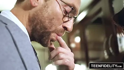 Teenfidelity - gina valentina okul dekanı tarafından creampied