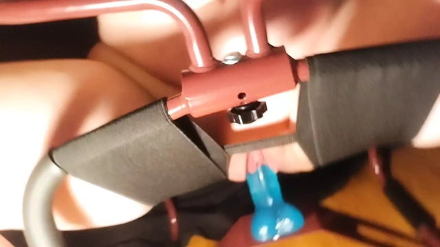 Babasının sürtüğü zıplama sandalyesinde oturup kalkıyor