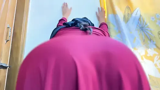 Güzel ateşli üvey anne Suudi Arabistan'da burqasını açıyor ve büyük götünü gösteriyor - tesettür ve peçeli seks