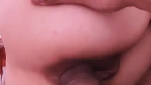 Mükemmel götlü güzel bir latin, kocası eve gelmeden önce komşusu tarafından götten sikiliyor.