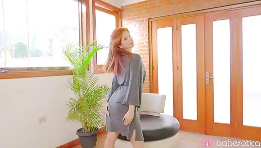 Venezuelalı Angelina Praga sıkı götünü göstermek için seksi sevimli bir kıyafetle geri döndü