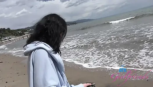 Selena ile plaj günü eğlencesi: yalınayak kum ve kabuklar, sonra yol kenarında ıslak sakso!