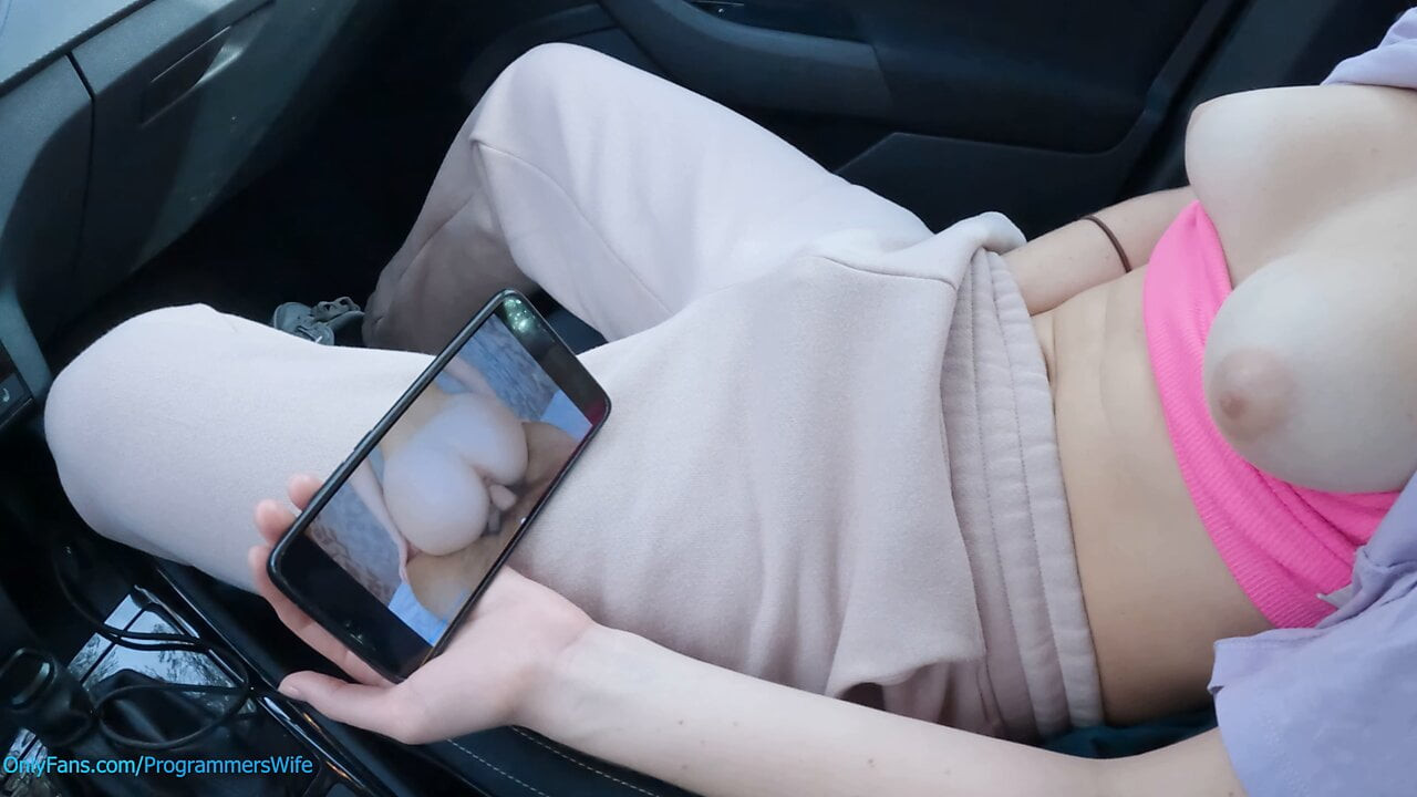 Genç porno videosunu izlerken halka açık bir otoparkta mastürbasyon yapıyor - programrswife
