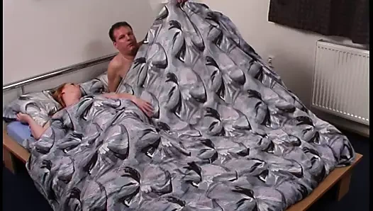 Tombul kızıl saçlı genç sert köpek sikme alır - alman retro