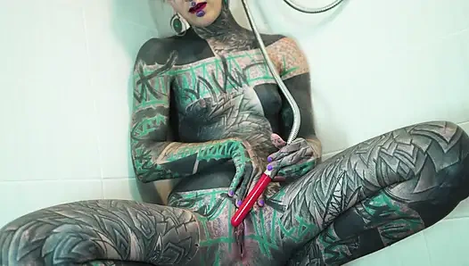 Ağır dövmeli model duşta anal mastürbasyon yapıyor