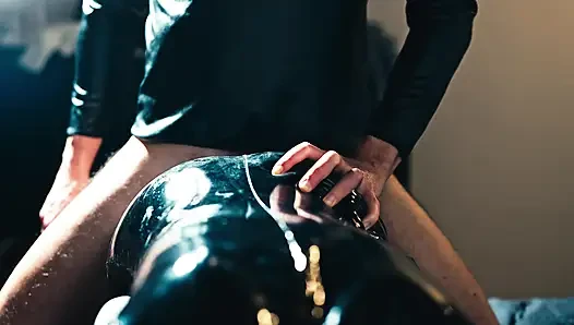 Önce beni dildoyla sikiyor, sonra yarağıyla bana nüfuz ediyor ve kıyafetime bolca boşalıyor