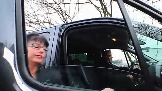 Orta yaşlı seksi kadın arabada parmaklıyor