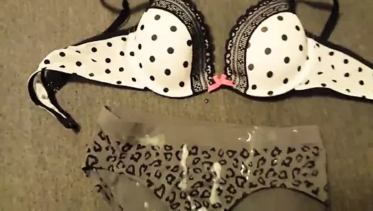 Genç kuzenlerimin sutyen ve külotlarına boşalmak - büyük yük