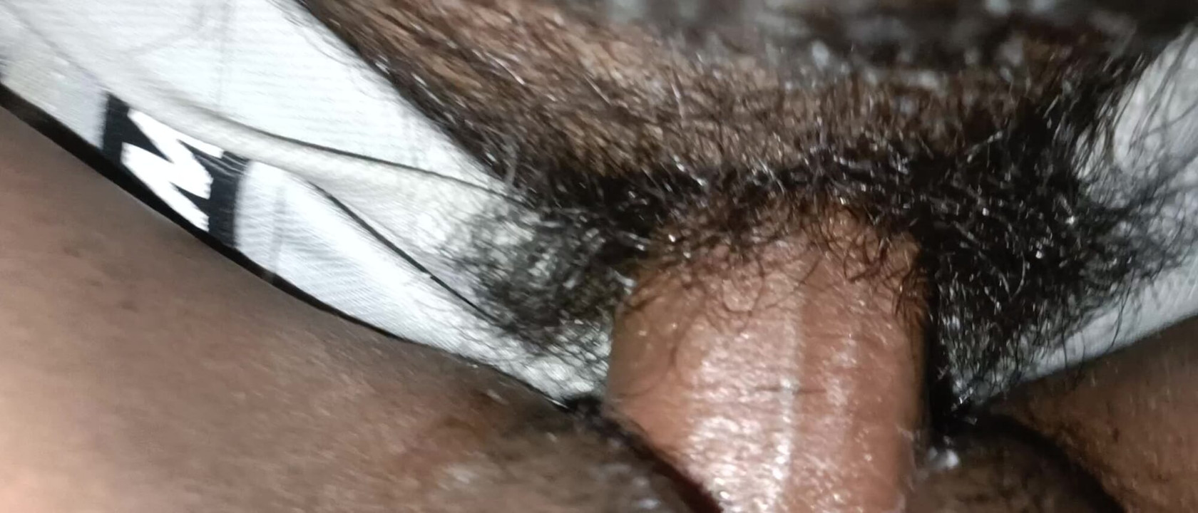Hintli hatun parmaklıyor