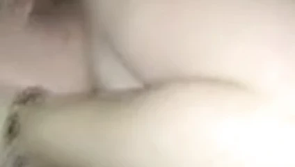 Une soumise qui suce et qui squirte ...