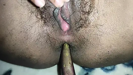 Ateşli assamlı kız parmaklarıyla masterbet ve sikişmek için brinjal kullanıyor