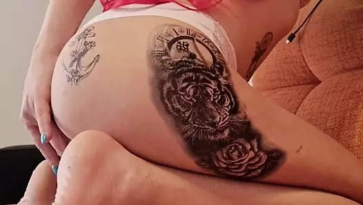 Ateşli büyük götünü gösteriyor ve göt deliğiyle oynuyor