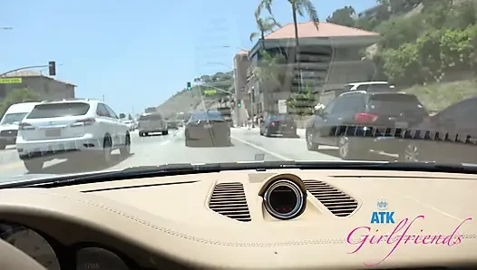 Ava Davis sikilmeden önce yarağı gırtlağına kadar alıyor ve ıslak dölleniyor