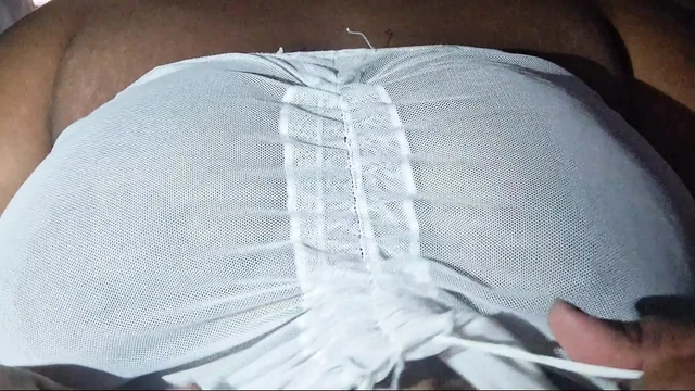 Sahibi güzel büyük ve doğal göğüslerini sergiliyor