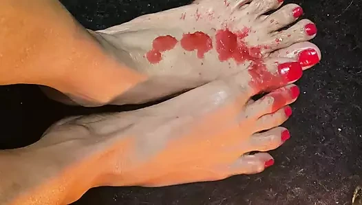 Kırmızı uzun ayak parmaklı gerçekten güzel küçük ayaklar ve mum ağdası