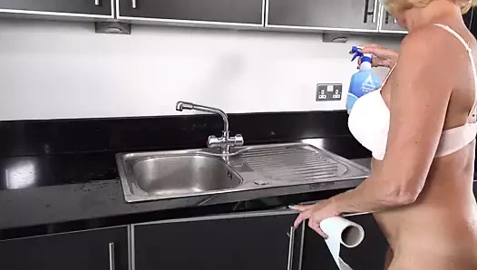 Olgun anneanne pissing içinde lavabo