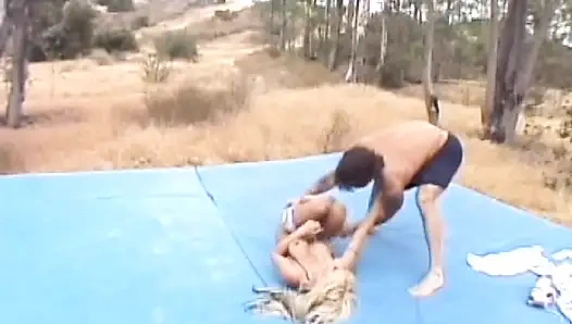 Mükemmel Fransız genç kız açık havada sikiliyor