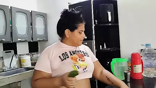Evi temizlemek için işe alındım ve yalnızken mutfakta mastürbasyon yaptım.