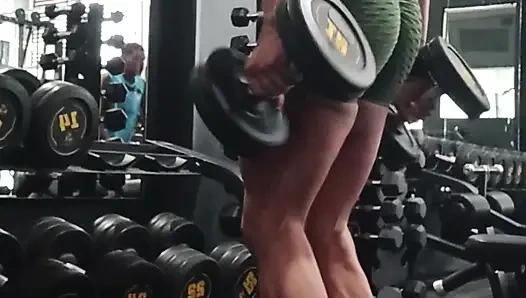 Annenin egzersiz sonrası pompasını göstermek zorunda kaldı