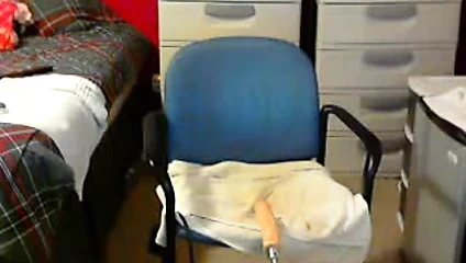 crossdreser ante la cama y su rejillas rosas