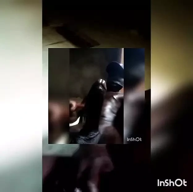 Büyük zenci yarağım ateşli mastürbasyon için yarağı yalıyor