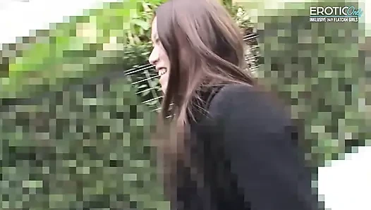Üvey annem mastürbasyon için yardım istedi ve sonra yarağımı içinde hissediyorum