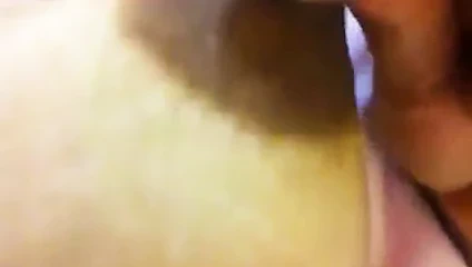 Karım büyük göğüsler ve büyük meme uçları ile oynuyor