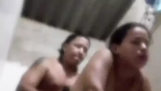 Baldızımın kız kardeşini banyoda siktim