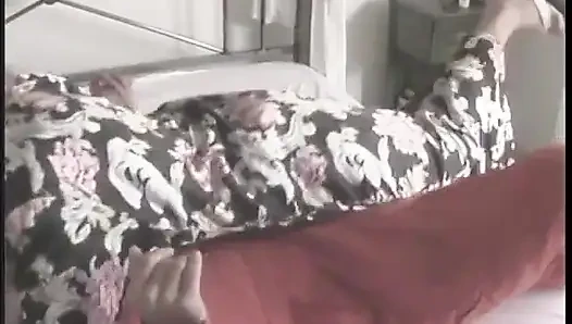Ateşli sıkı sarışın sakso çekiyor, sert bir yarak alıyor ve yatakta büyük boşalma