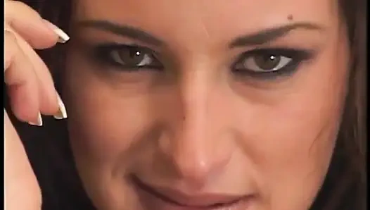 Lola çıplak kızların sigara içen filmi