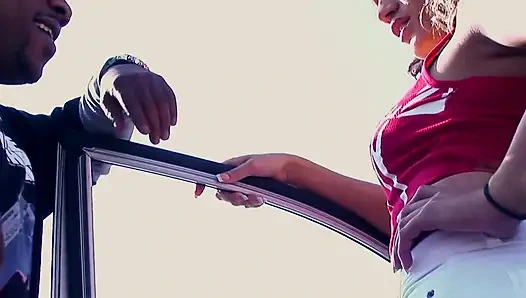 Koca sikli zenci adam yarağını genç ve azgın amının derinliklerine sokuyor