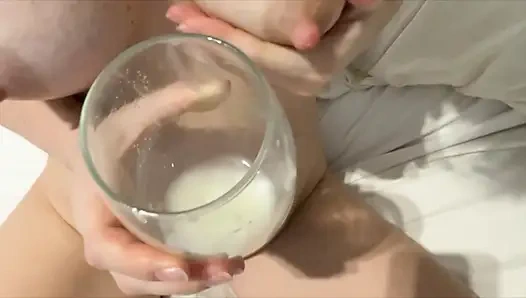 Göğüslerini sağmaya başladı... Ve gelmeye devam etti