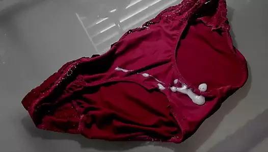 Cum üzerinde kırmızı saten külot