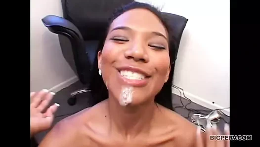 Ultra sevimli genç latin emy reyes kahverengi kutusunu becerdin alır!