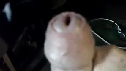 Yaşlı adam yükünü savuruyor