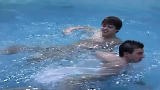 Twink havuz partisi döl patlamasıyla bitiyor - bukkake, derin gırtlaklar ve grup seks kaosu