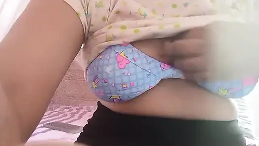 Sri Lankalı aktris Anne banyoda geceleri amcığı ve büyük doğal göğüsleriyle oynuyor