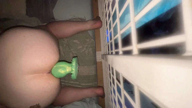 Canavar dildo'ya binme