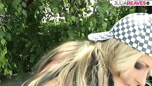 Sarışın kız açık havada yarak emiyor ve sonra yerde sert sikişiyor