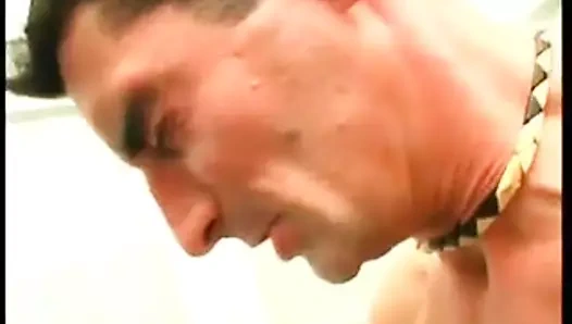 Seksi beyaz yarak emen iri güzel sürtük aynı anda ağzında ve amında yarak seviyor