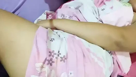 Sapık uyanıyor ve kendine dokunmaya başlıyor ve çok azgın olduğunu fark ediyor