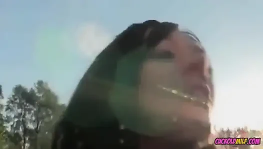 Aldatılan orta yaşlı seksi kadın açık havada grup seks yapıyor