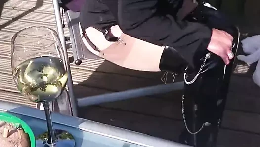 Açık havada, patentli baldır çizmelerim ve şeffaf taytlarımla fife.