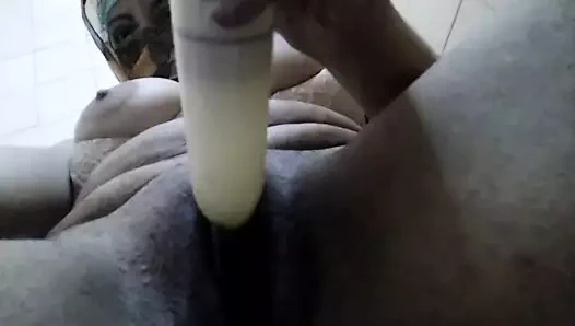 Gerçek amatör Arap Müslüman üvey anne tesettürlü dildo amına mastürbasyon yapıyor