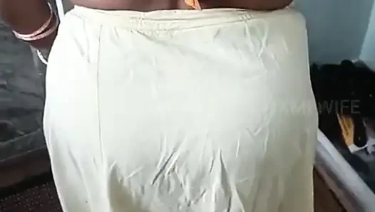 Ateşli bluzla çay yapıyor