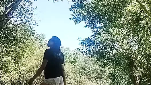 Nehirde mastürbasyon yapıyordum ve bir röntgenci olduğunu bilmiyordum