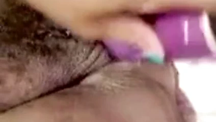 Onu kedi bu yapay penis pt üzerinde krema yapıyor. 2