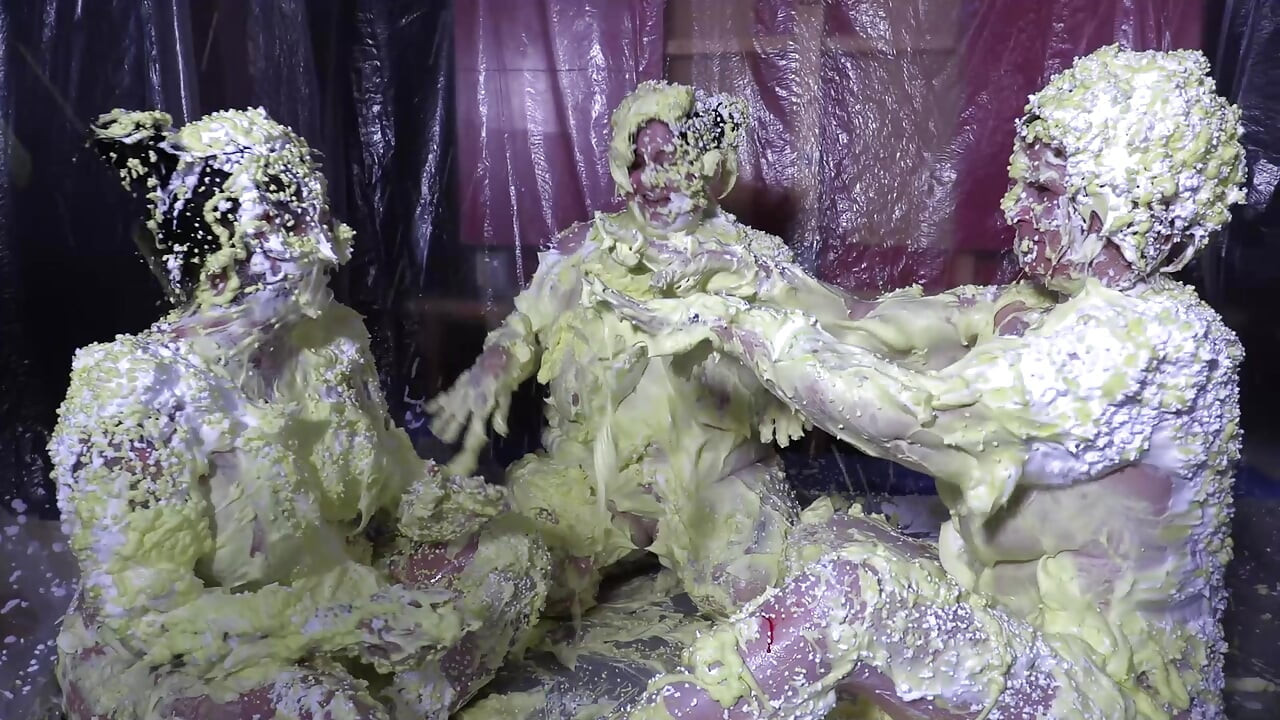 Cheyenne Hannah ve Skyler ile köpük eğlencesi