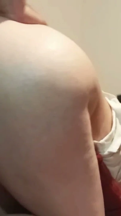 Üvey anne olgun milf "kız arkadaşından daha iyi boşalman için daha iyi bir yerim var" diyor | Klip 2