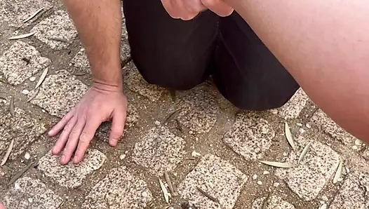 Kirli ayaklarımı temizliyordum...